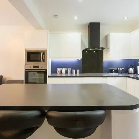 Stylish And Modern 3 Bedroom House * Leeds (West Yorkshire)