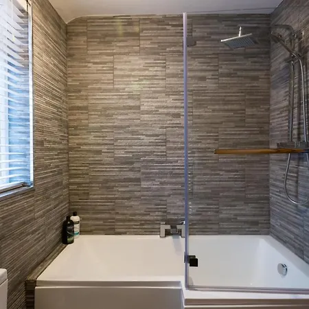 Дом отдыха Stylish And Modern 3 Bedroom House